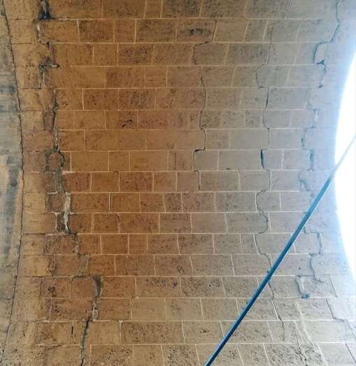 Varias grietas han aparecido en la parte interior del puente (Foto TA)